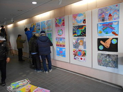 文化会館への展示準備中②