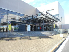 講演会会場の愛西市文化会館