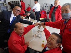 募金に協力するクラブ員
