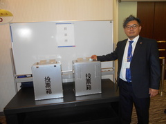 投票を行う会長L佐藤精一