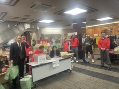 出席者プレイ後のお出迎えをするクラブ員