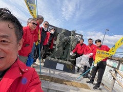 勝幡駅前信長先輩生誕像の前にて。