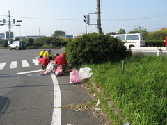 高速道路を降りたところはごみが多い