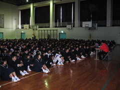 講師のL大野則男の話を聞く生徒達