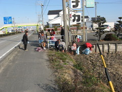 ゴミ収集中（田んぼの中まで）