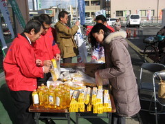 景品の袋詰め作業